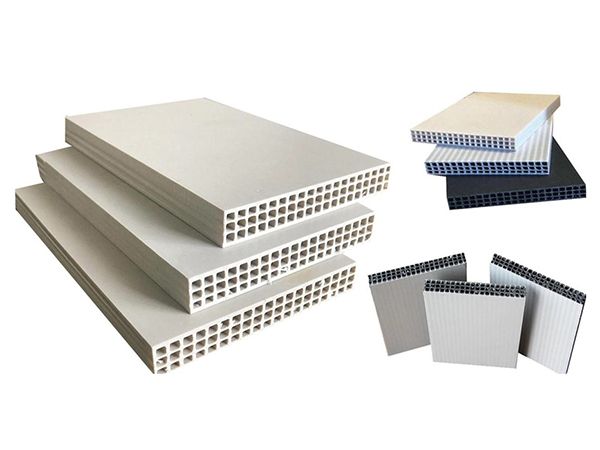 Hollow plastic building formwork